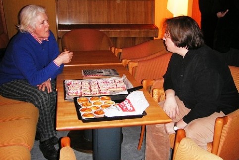 Anna im Gespraech mit Roswitha